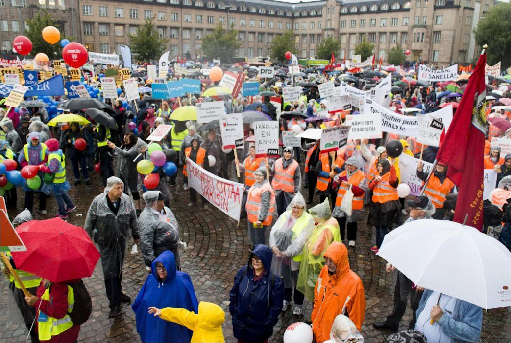 Sateiselle Rautatientorille kerääntyi 30 000 mielenosoittajaa. Markku Vuorikari