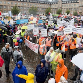Sateiselle Rautatientorille kerääntyi 30 000 mielenosoittajaa. Markku Vuorikari