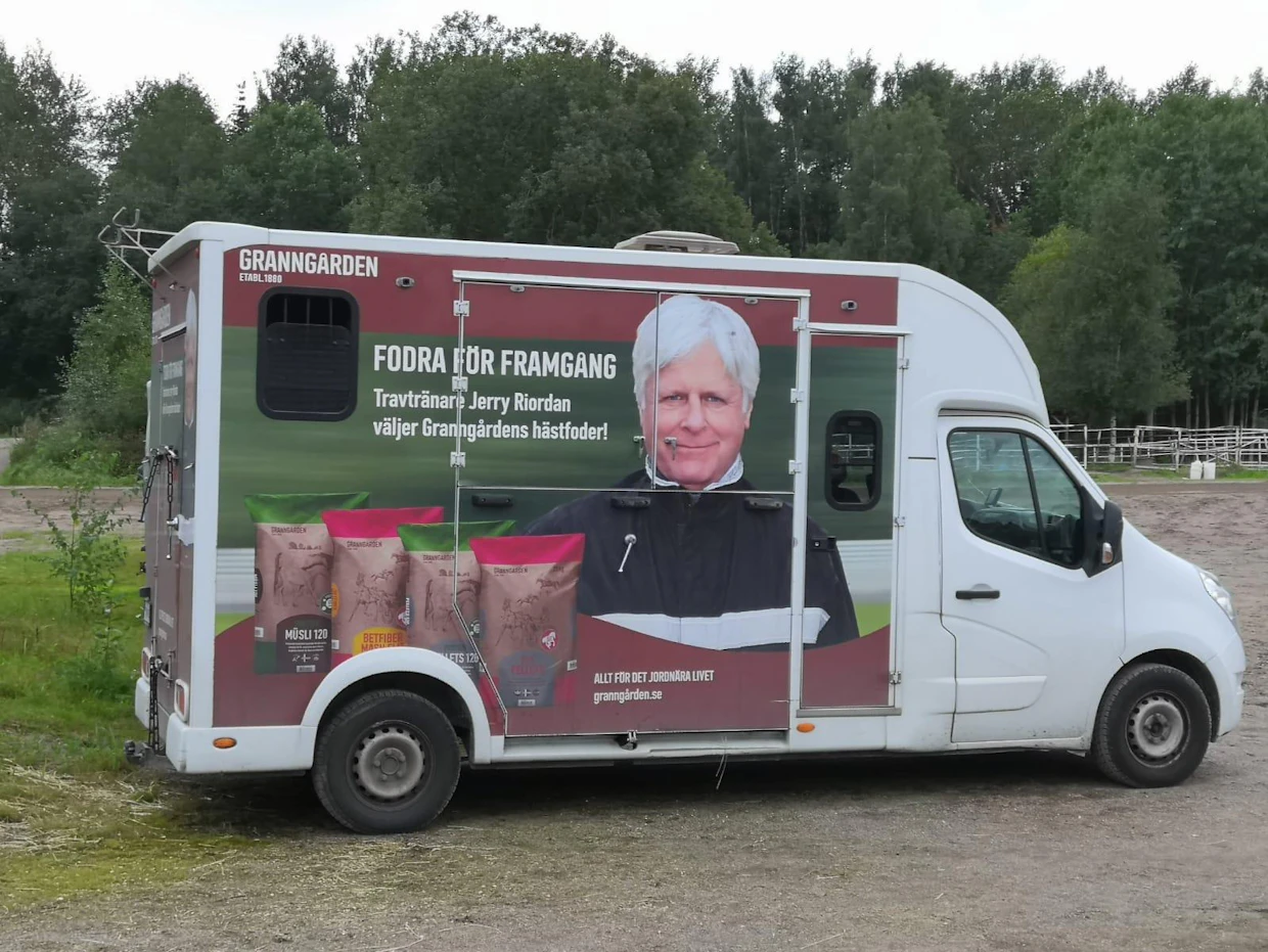 Jerry Riordan valmistautuu kotitallilla Ruotsin derbyviikonloppuun, mutta hänet voi nähdä myös Vermossa.