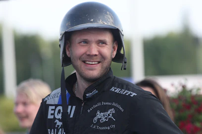 Juuso Holttisen tallissa Jokimaalla tapahtuu.