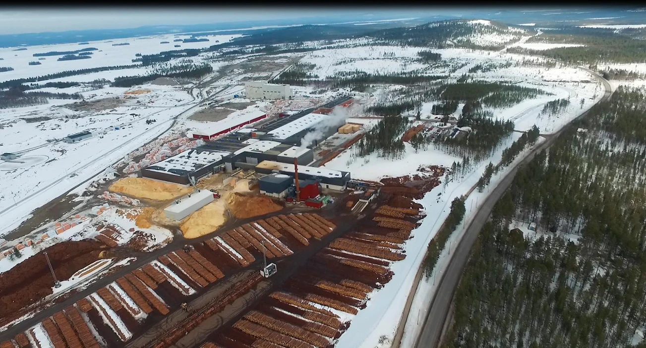 Kemijärvelle suunniteltu biojalostamo rakennettaisiin kuvan yläosassa keskeltä oikealle sijaitsevalle puuttomalle alueelle. Stora Enson entisen sellutehtaan tontilla toimii Keitele Groupin saha ja liimapuutehdas.