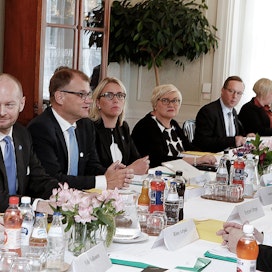 Hallitus keskustelemassa budjetista pääministerin virka-asunnossa Kesärannassa viime elokuussa.