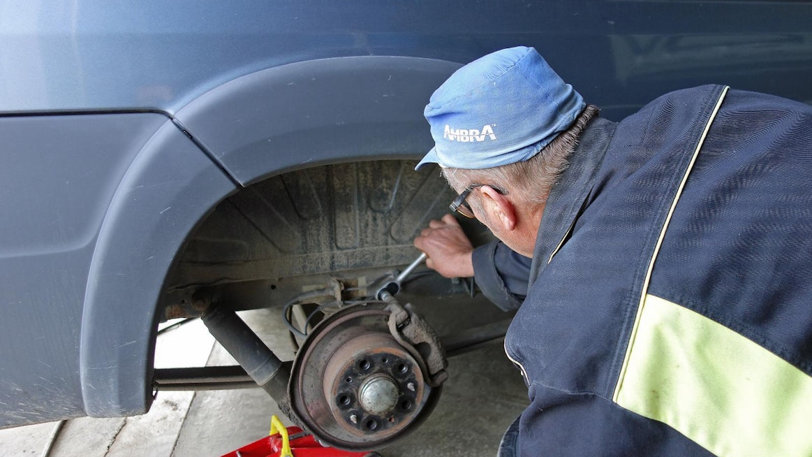 Satulan kunnostus edellyttää sen irrottamista autosta. Samalla on kiinnitettävä huomiota jarruletkuihin, -putkiin ja -levyihin. Jarrunesteen vaihto koko järjestelmään on suositeltavaa tässä yhteydessä. Työ päättyy jarrujärjestelmän ilmaamiseen.