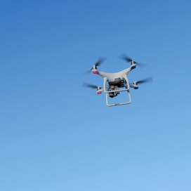 Dronejen määrä on kasvanut runsaasti sekä ammatti- että harrastekäytössä.  LEHTIKUVA / Emmi Korhonen