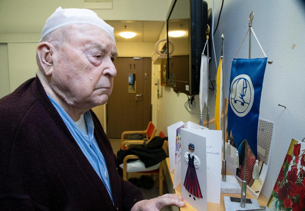 101-vuotias talvisodan veteraani Unto Poutala asuu Kaunialan sairaalassa. Hän työskenteli pitkään Maaseudun Tulevaisuuden kirjapainossa faktorina. Veteraanin viimeinen palvelustehtävä oli toimia Adolf Ehrnroothin arkunvartijana.