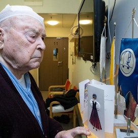 101-vuotias talvisodan veteraani Unto Poutala asuu Kaunialan sairaalassa. Hän työskenteli pitkään Maaseudun Tulevaisuuden kirjapainossa faktorina. Veteraanin viimeinen palvelustehtävä oli toimia Adolf Ehrnroothin arkunvartijana.