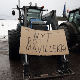Traktorit matkaavat Helsinkiin, Hirvaskankaalla pysähdyttiin tauolle.