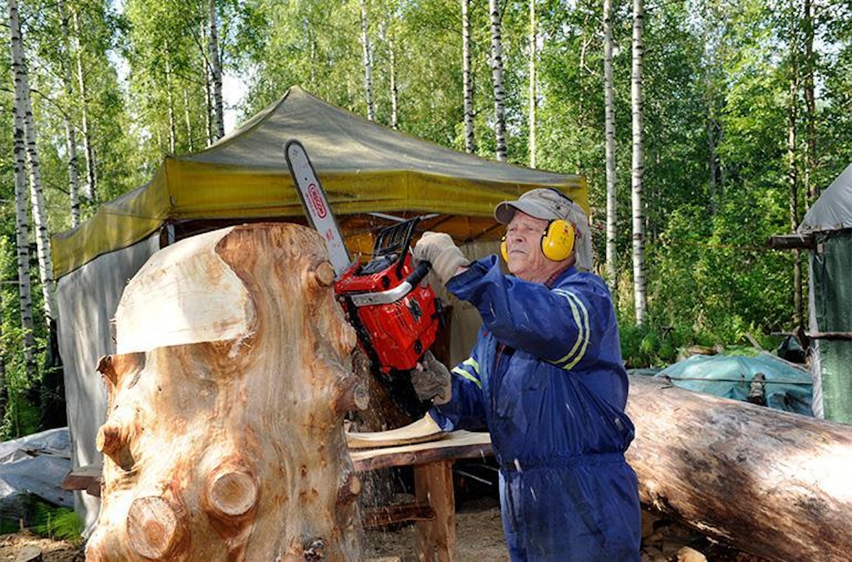 Laatunen veistää pienissä pätkissä ja useaa työtä vuorotellen.
