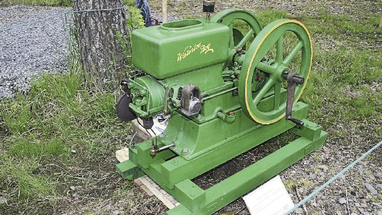Tunnetuimpia kiehutusjäähdytysmoottoreita (engl. hopper cooler) oli amerikkalainen Waterloo, josta sittemmin tuli John Deere.