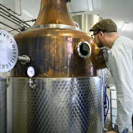 Toimitusjohtaja Miika Lipiäinen kurkistaa Kyrö Distilleryn tislauskolonniin.