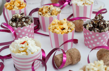 Valmiit popcornit kannattaa maustaa lämpiminä ja hieman pinnaltaan kosteina.