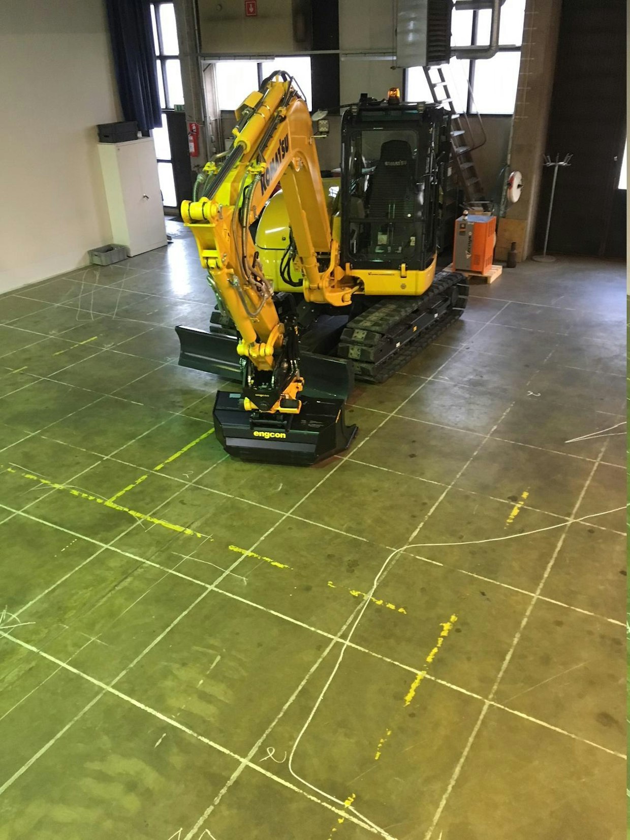 We drew the visual field graphics in a dark hall, where we set up a light at the eye level of the operator and painted the resulting shadows on the ground.