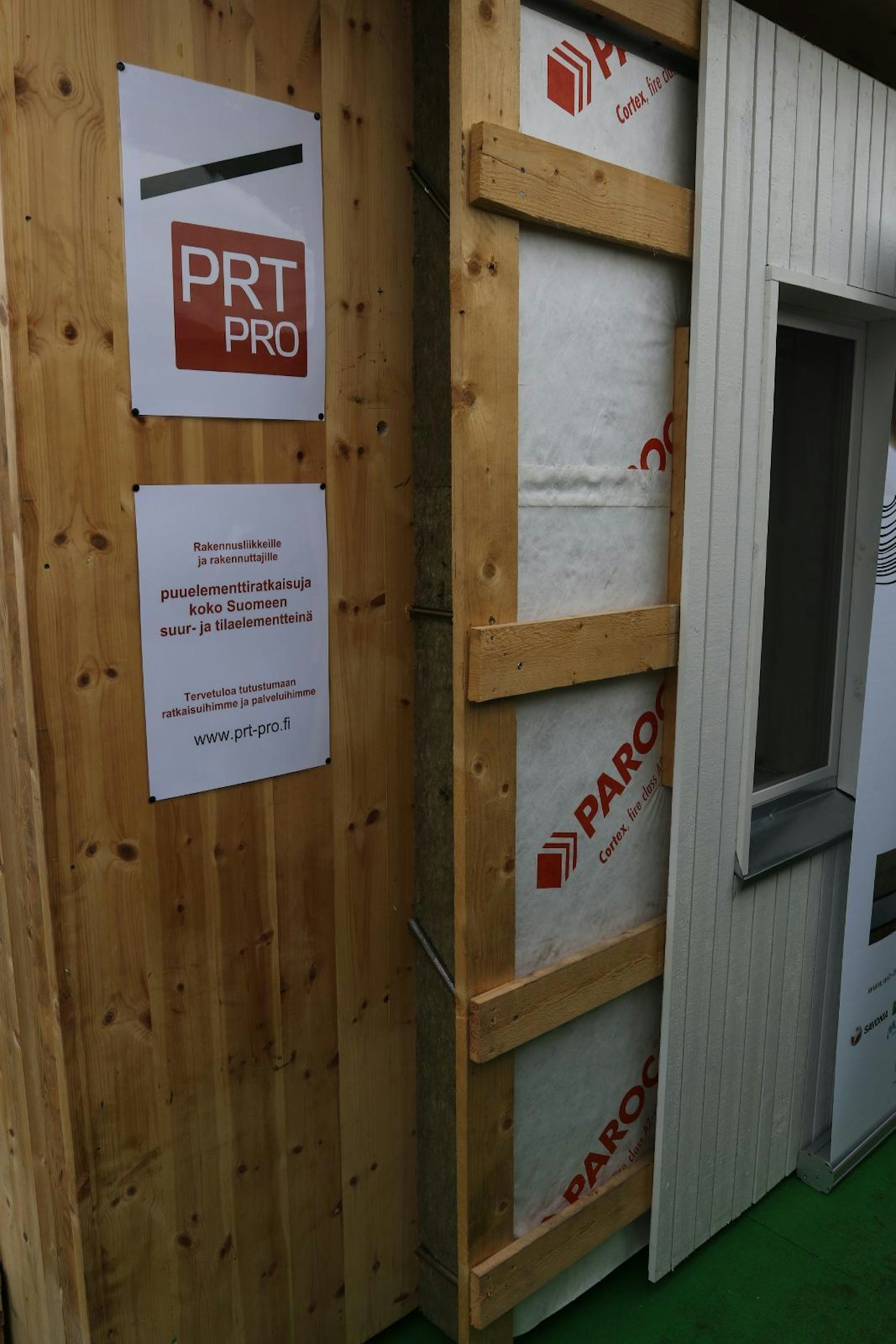 PRT-Pro esitteli puulevyihin pohjautuvaa suurelementtirakennustekniikkaa, joka sopii puukerrostaloihin. CLT-levyyn on kiinnitetty eristyslevy ja puurakenteinen ranka. Ulommaiseksi asennetaan puuverhous. www.prt-pro.fi
