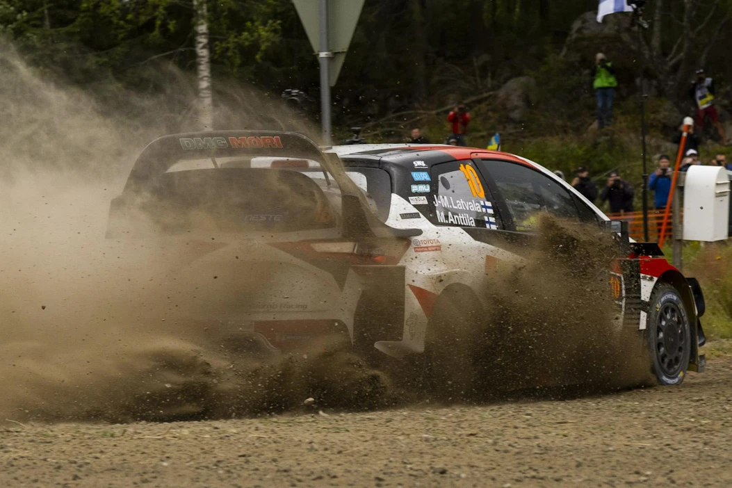 Toyotan Jari-Matti Latvala Oittilan erikoiskokeessa Jyväskylän Neste Ralleissa. LEHTIKUVA / HANNU RAINAMO
