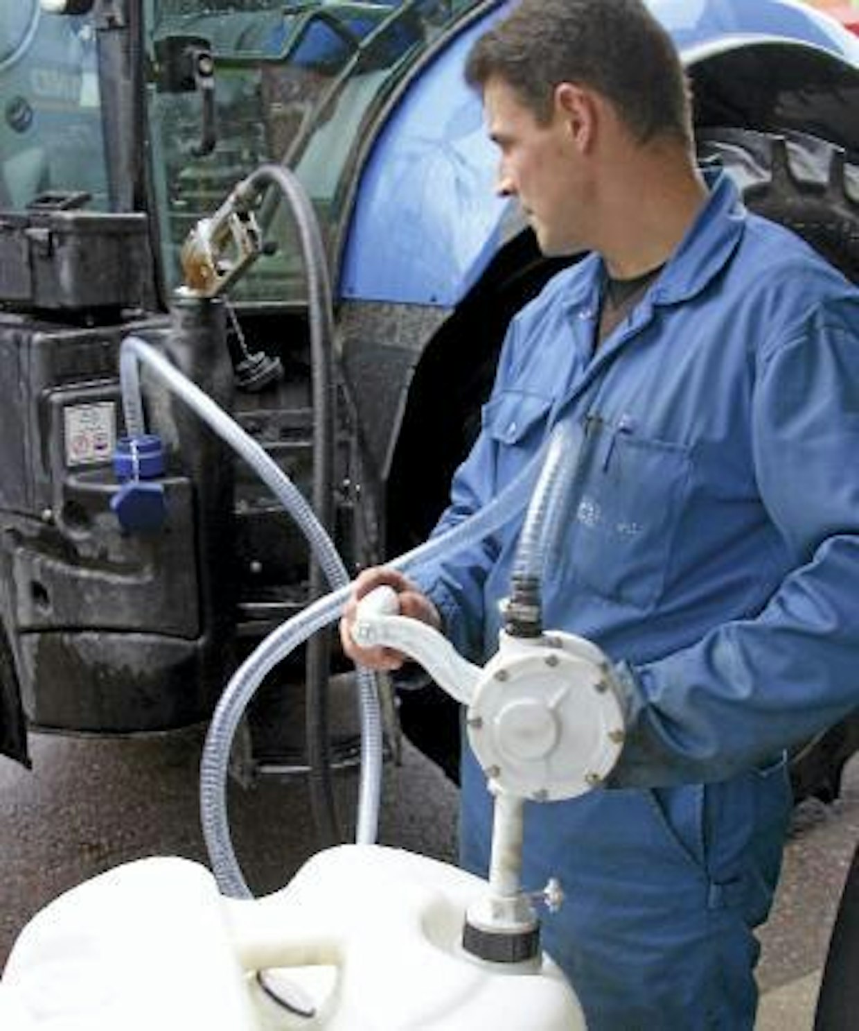 SCR-moottori vaatii moottoripolttoöljyn lisäksi ureaperustaista AdBlue-nestettä.