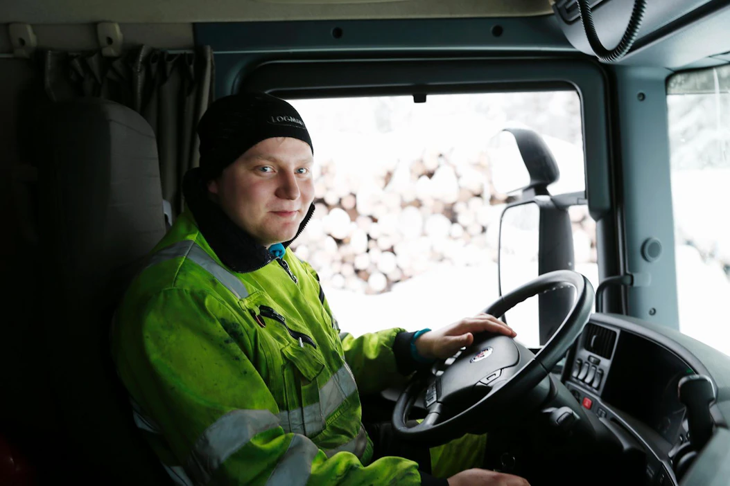 Elias Niemelä suoritti Taivalkoskella koulun yhteydessä C-ajokortin. E-merkinnän saatuaan hän saa ajaa perävaunullista puurekkaa.
