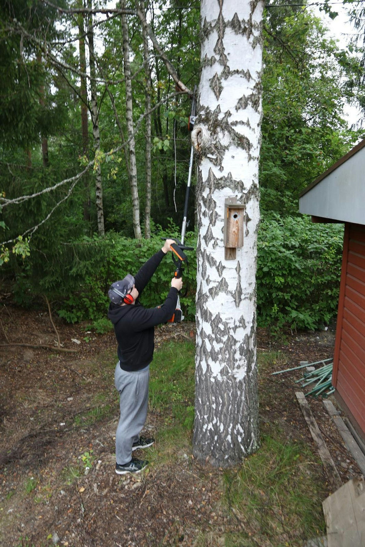 Oksasahan kokonaispituus on 126 cm, kuvan tilannetta ylemmäs päästään jatkovarsilla. Myös kulmavaihde kuuluu lisävarustevalikoimaan.