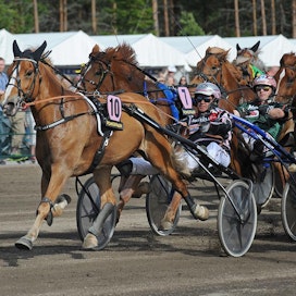 Antti Teivainen ajoi varmoin ottein Juliette Laxin Nordic Queen -lähdön voittajaksi. Toiseksi kurotti Virin Camilla (7) Hannu Torvisen ajamana.