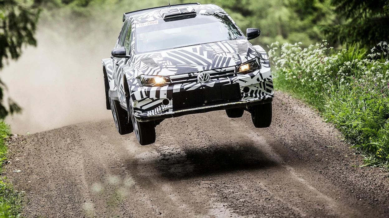 Volkswagen Motorsport tarvitsi uuden R5-luokan Polon tuotekehitystesteihin kovavauhtisia hyppyteitä. Niitä oli tarjolla Jämsän kulmilla.