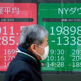 Tokiossa Nikkei-indeksi oli kaupan alettua yli kahden prosentin nousussa, ja myös muualla vältyttiin suuremmalta luisulta. LEHTIKUVA / AFP