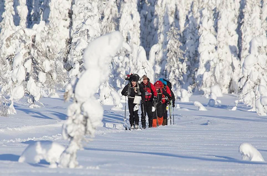 Ensimmäisenä päivänä kisaajat taivaltavat 70 kilometriä ennen kuin pääsevät pystyttämään leiriä ja keräämään voimia nuotion ääressä.