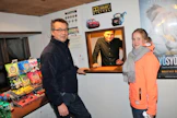 Jyväskyläläiset Jorma Aaltonen ja Nette Kantola valitsivat Yösyötön katsomispaikaksi Navettakinon Konneveden Pyhälahdella. Eemeli Mölsä myi heille liput ja virvokkeet.