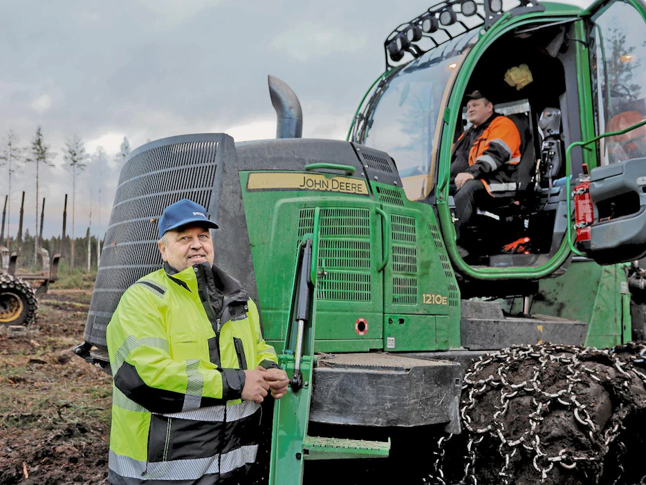 Toiseksi vanhimmalla ajokoneella on mittarissa 15 000 tuntia, Seppo Pulkkinen (vas.) kertoo. Säännöllinen huolto ja vastikään tehty kuormaimen puomin vaihto antavat lisää käyttöikää. Ville Valtonen on kuljettanut ajokonetta 15 vuotta.