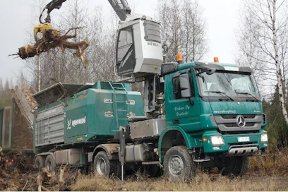 Kantojen esimurskausta tienvarsivarastolla Kuljetusliike Viikari Oy:n Crambo 5000 -murskaimella. Murskaimessa on Catepillar C13 -moottori, joka kehittää 328 kW:n (446 hv) tehon. Murskaimen siirtoautona on nelivetoinen Mercedes-Benz Actros 1844 4×4.  Valokuvat: Kalle Kärhä, Metsäteho Oy.