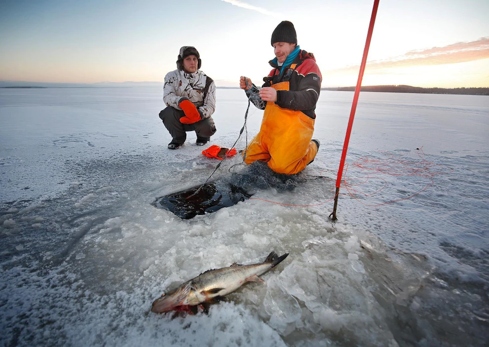 Kalastaja Esa Kotilainen arvostaa työssään eniten luonnossa olemista ja vapautta. Toissa viikolla apulaisena mukana Kivijärven jäällä oli työharjoittelua tekevä Marko Puusaari (vas.).
