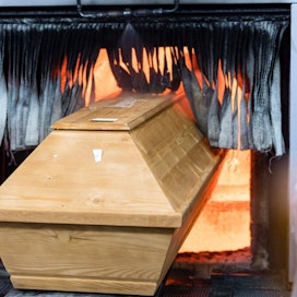 Meissenin krematorioon Saksassa tuodaan tällä hetkellä noin 400 vainajaa viikossa, kaksinkertainen määrä normaaliin talviaikaan verrattuna. Lehtikuva/AFP