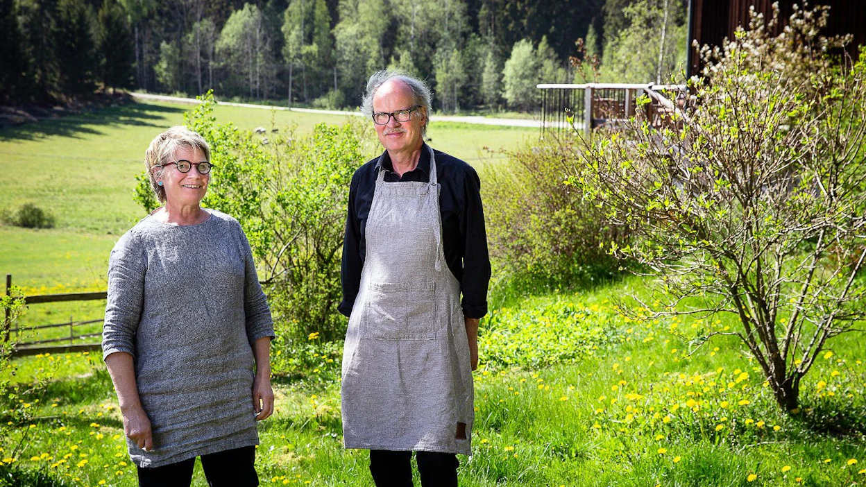 Kaisa Rantama ja Matti Seppälä ihastuivat luonnonkauniiseen paikkaan jo 30 vuotta sitten. Helsingin keskustaan on puolen tunnin matka, ja perille johtaa hiekkatie.