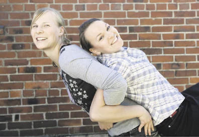 Riikka Perälä ja Emmi Pietilä valmistuivat keväällä agrologeiksi Mustialasta.