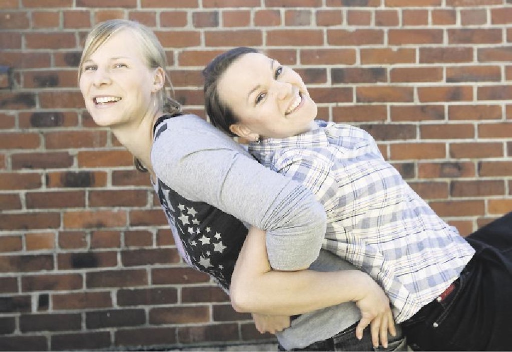Riikka Perälä ja Emmi Pietilä valmistuivat keväällä agrologeiksi Mustialasta.