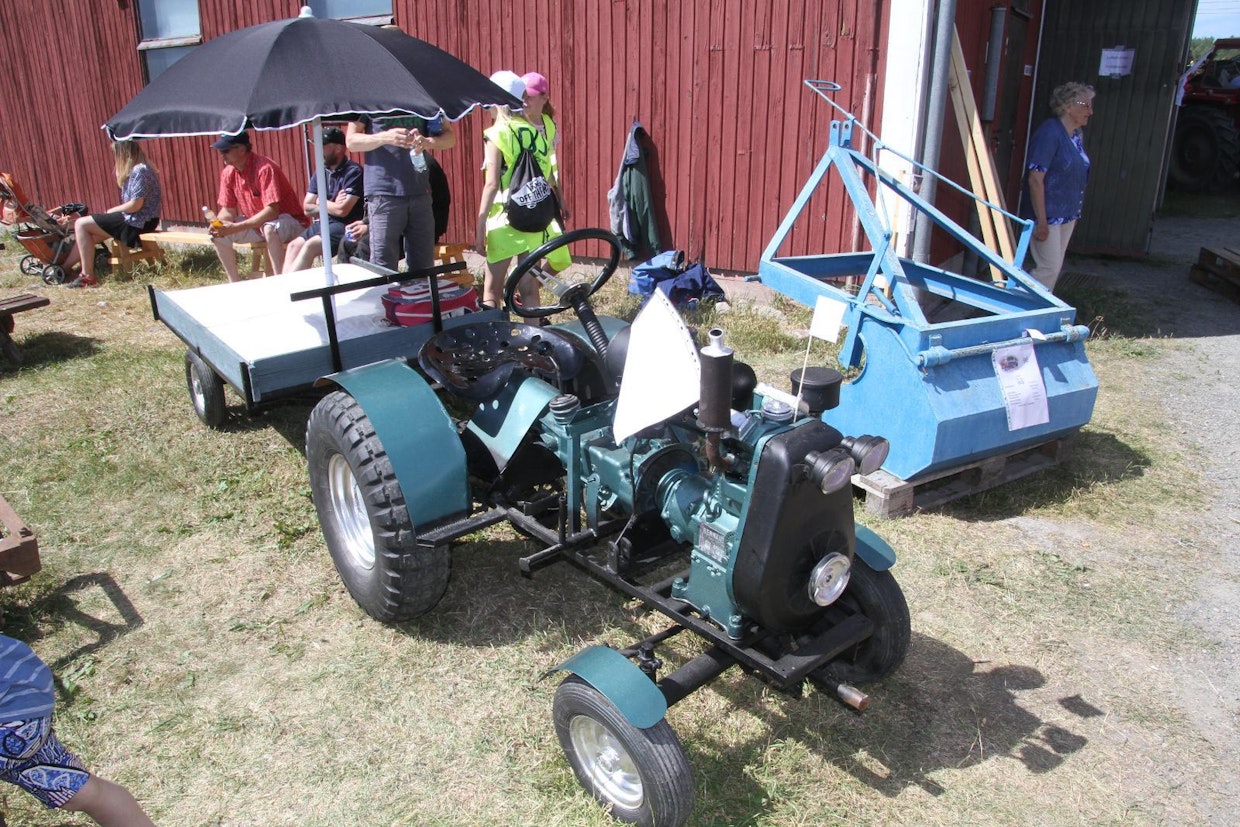 Volvo Krabat 1961 traktorin bensiinimoottori on korvattu Mersun 50 hv:n  dieselillä. Tore Lindberg, Tenhola.
