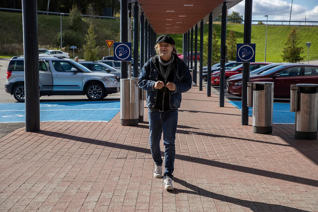 Sir Elwoodin hiljaiset värit aloittaa perjantaina 30-vuotisjuhlakiertueen. Juha Lehti on yhtyeen laulaja-lauluntekijä.