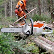 Stihl vahvistaa akkusahamallistoaan uudella MSA 220 C-B -mallilla. Se on selvästi tarkoitettu myös puun kaatamiseen metsäolosuhteissa, sillä rungossa on kaadonsuuntausviivat. Koneviesti kokeili sahaa normaaleissa metsäolosuhteissa lauhana talvena 2020.