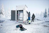 Posion Vitikkotunturilla mitataan vuoden verran tuuliolosuhteita, jotta alueen sopivuus tuulivoimahankkeelle varmistuu. Tuulisampo Oy:n asentaja Juha Saarijärvi ja Taaleritehtaan energia-asiantuntija Taamir Fareed asentavat ultraääneen perustuvaa mittauslaitetta toimintakuntoon. Antti Raatikainen