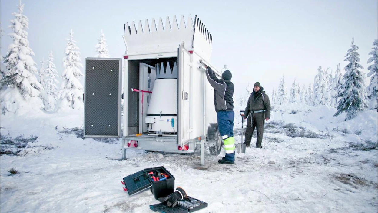 Posion Vitikkotunturilla mitataan vuoden verran tuuliolosuhteita, jotta alueen sopivuus tuulivoimahankkeelle varmistuu. Tuulisampo Oy:n asentaja Juha Saarijärvi ja Taaleritehtaan energia-asiantuntija Taamir Fareed asentavat ultraääneen perustuvaa mittauslaitetta toimintakuntoon. Antti Raatikainen