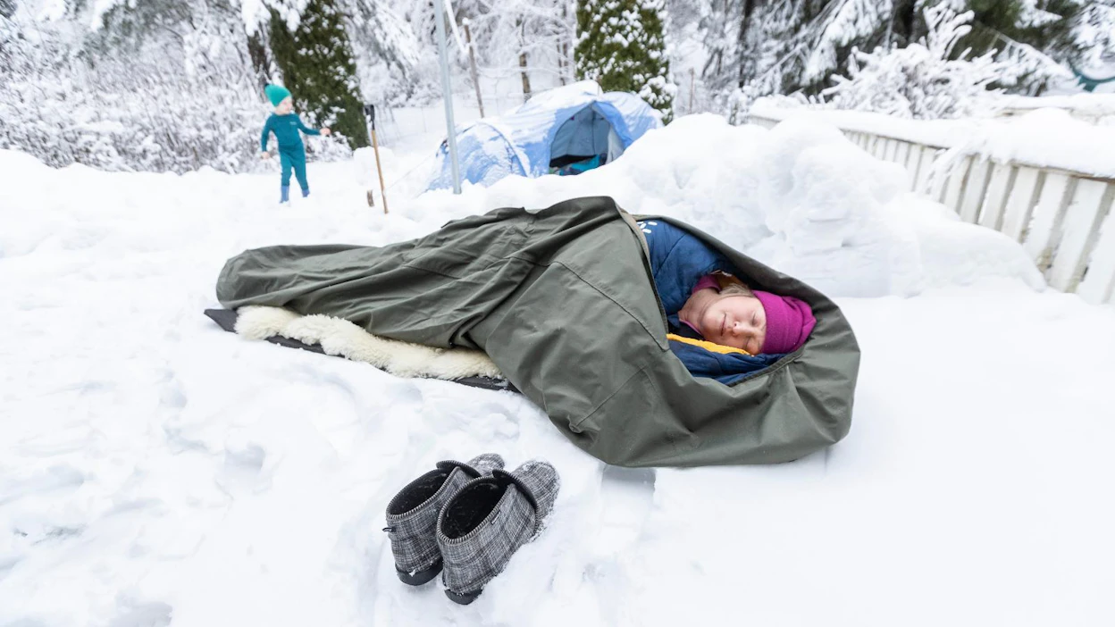 Suvi Björk nukkuu yönsä ulkona vuoden ympäri. Kun varusteet ovat kunnossa, ei sade eikä pakkanenkaan häiritse unia.