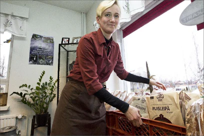 Leipomoyrittäjä Satu Anttila ei lannistu, vaikka ehdot kauppojen kanssa ovat kovat. Hän otti leivät myyntiin omaan kahvilaan. ”Niitä haetaan Turusta asti, koska niitä ei enää saa osuuskaupoista. Meidän leipä leivotaan vielä yöllä”, Anttila sanoo. Kari Salonen