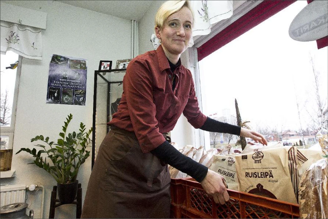 Leipomoyrittäjä Satu Anttila ei lannistu, vaikka ehdot kauppojen kanssa ovat kovat. Hän otti leivät myyntiin omaan kahvilaan. ”Niitä haetaan Turusta asti, koska niitä ei enää saa osuuskaupoista. Meidän leipä leivotaan vielä yöllä”, Anttila sanoo. Kari Salonen