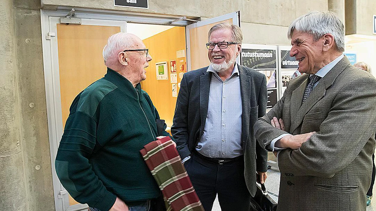 Pentti Jouppila, Jukka Mustonen ja Raimo Aro vaihtoivat ajatuksia Päätalo-seminaarissa. Mustosen mielestä Veikko Huovinen kirjoitti Päätaloa myönteisemmin lääkäreistä.