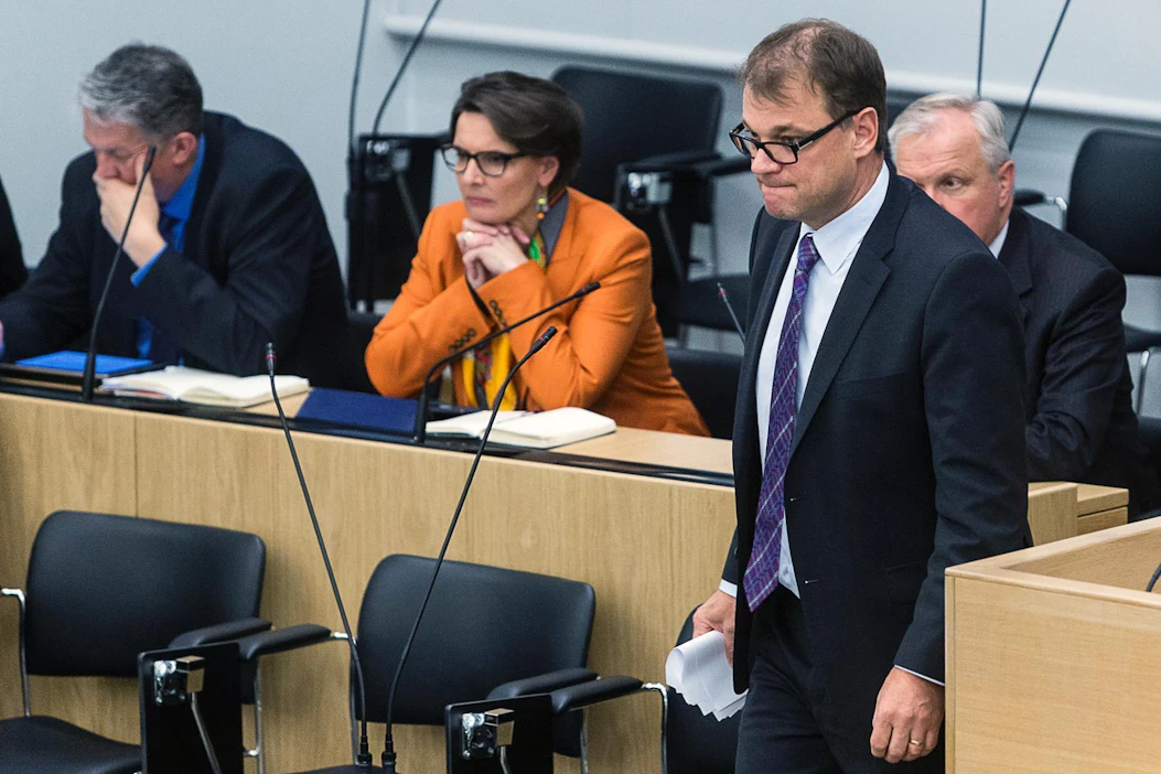 Eniten ministerin erityisavustajia, yhteensä viisi, on pääministeri Juha Sipilällä. Liikenne- ja viestintäministeri Anne Berner katsoo pärjäävänsä kokonaan ilman erityisavustajia.