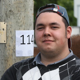 Terno Grönstrand, 23, on nuorten ohjastajalupausten Salamakypärät-kilpailussa pisteen päässä ykkössijasta viiden osakilpailun jälkeen.