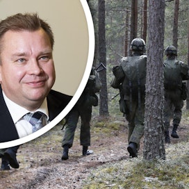 Puolustusministeri Antti Kaikkonen (kesk.) haastaa muut ministeriöt selvittämään etätyömahdollisuuksien lisäämistä.