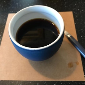 Barista neuvoo juomaan kahvin kupista, jonka sisus on valkoinen, että juoman väri pääsee oikeuksiinsa. Aluksi kahvi saa myös jäähtyä jonkin verran.