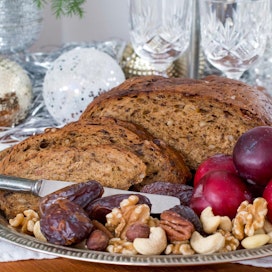 Pähkinät ja hedelmät maustavat maltaisen joululimpun.
