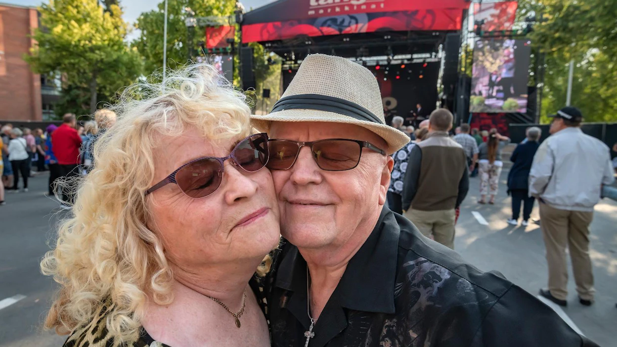 ”Tango menee meiltä ja kaikki muutkin omalla tyylillämme”, Erkki Kumpeli kertoo. Sinikka ja Erkki Kumpeli ovat käyneet joka kesä Seinäjoen Tangomarkkinoilla.