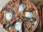Tuorejuusto tuo mukavasti mehevyyttä muikkupizzaan.