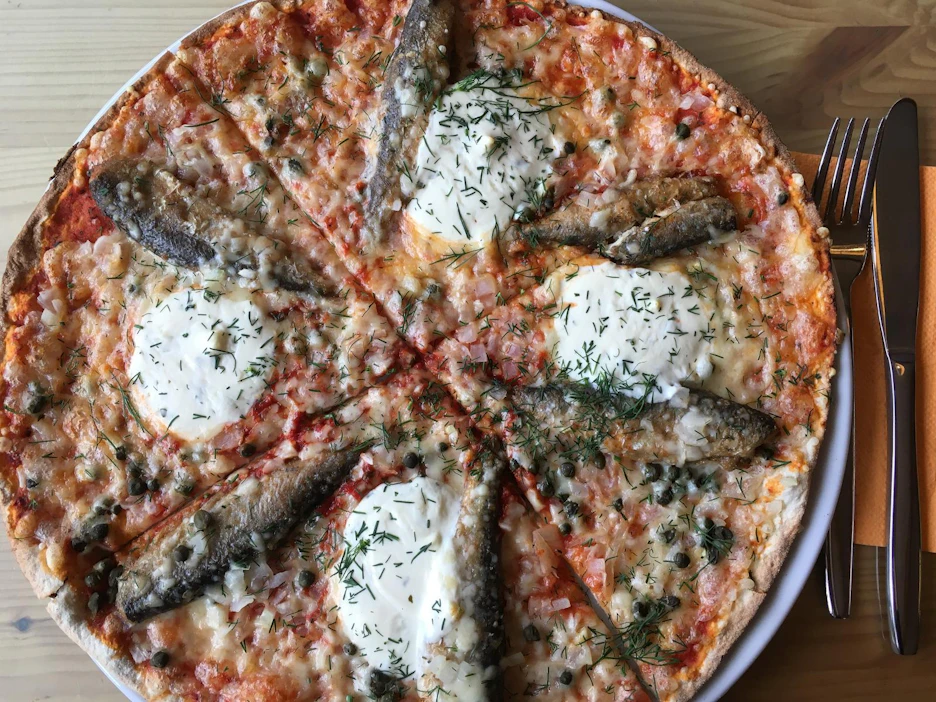 Tuorejuusto tuo mukavasti mehevyyttä muikkupizzaan.